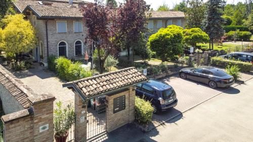 una vista aerea di una casa con un'auto parcheggiata in un vialetto di Residence Antico Borgo a Modena