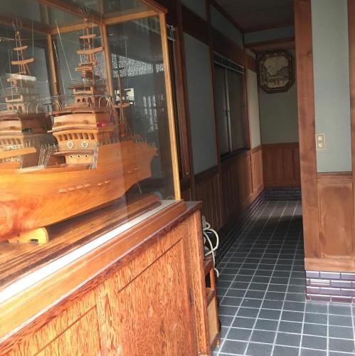a wooden boat is on display in a room at 宿屋Peek-a-Boo in Kumano