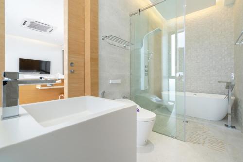 Exquisite Pool Residence A19: Aesthetics and Luxury Combinedにあるバスルーム