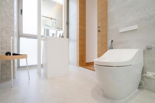 Exquisite Pool Residence A19: Aesthetics and Luxury Combinedにあるバスルーム