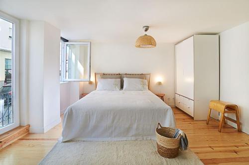 Modern flat with double patio right next to Estrela Gardens