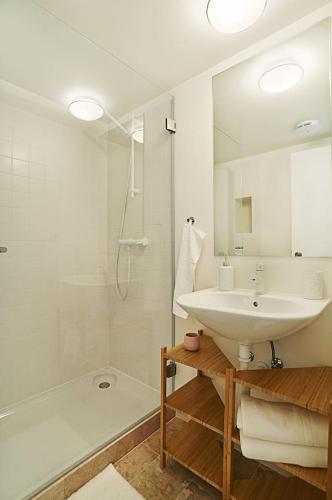 Modern flat with double patio right next to Estrela Gardens