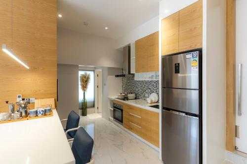 Exquisite Pool Residence A19: Aesthetics and Luxury Combinedにあるキッチンまたは簡易キッチン