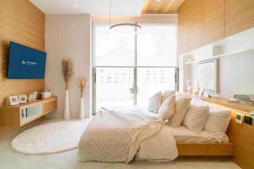 Exquisite Pool Residence A19: Aesthetics and Luxury Combinedにあるベッド