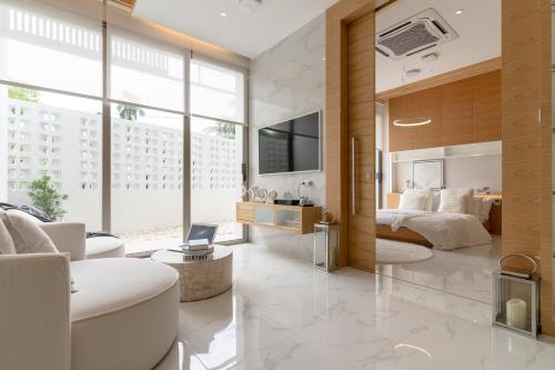 Ban Pak LakにあるExquisite Pool Residence A19: Aesthetics and Luxury Combinedのキングサイズのベッドとテレビのある寝室