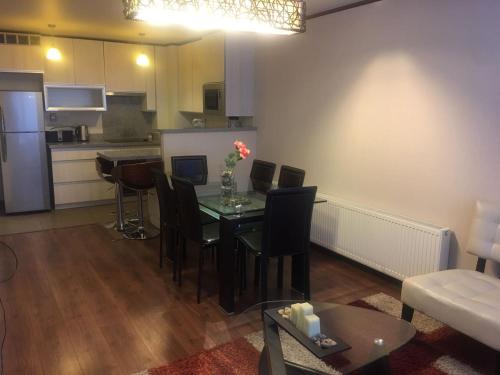 a living room with a table and chairs and a kitchen at DEPARTAMENTOS TERMAS DE CHILLAN in Nevados de Chillan