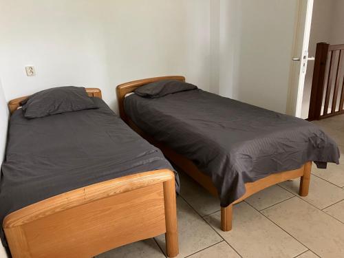 two beds sitting next to each other in a room at Borger appartement in centrum dorp. in Borger
