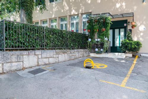 un tubo giallo in un parcheggio di fronte a un edificio di La Guardia apartment with free private parking a Fiume (Rijeka)