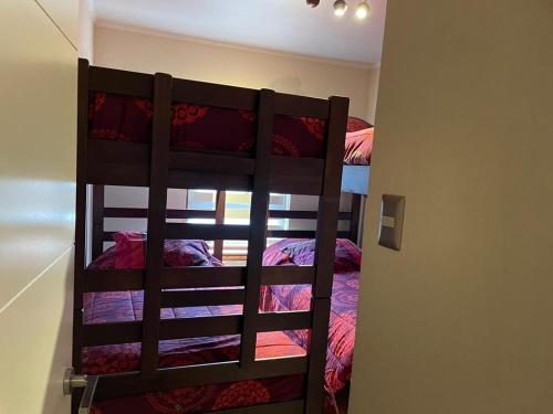 a bedroom with a bunk bed in a room at DEPARTAMENTOS TERMAS DE CHILLAN in Nevados de Chillan