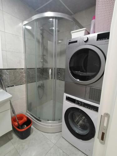 uma máquina de lavar roupa e uma máquina de lavar roupa na casa de banho em Spacious and nice apartment em Avcılar