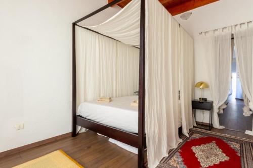 Postel nebo postele na pokoji v ubytování Aphrodite`s Hideaway