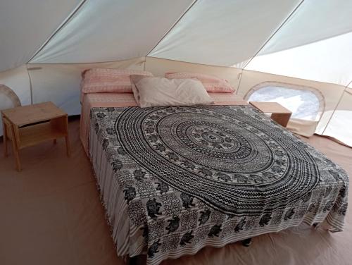 sypialnia z łóżkiem w namiocie w obiekcie Torre Lapillo Agricampeggio w mieście Torre Lapillo