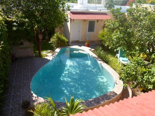 a swimming pool in the yard of a house at La Casa del Turix in Mérida