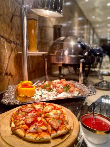 胡志明市百利宫西贡酒店的厨房里的比萨饼坐在柜台上