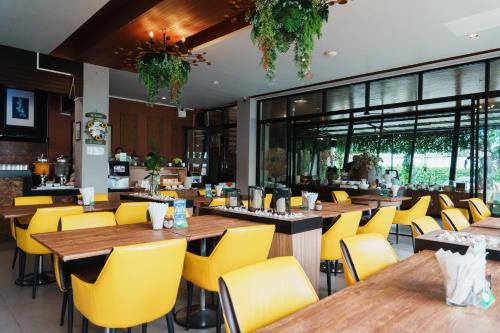 Restaurace v ubytování Green Hotel and Resort