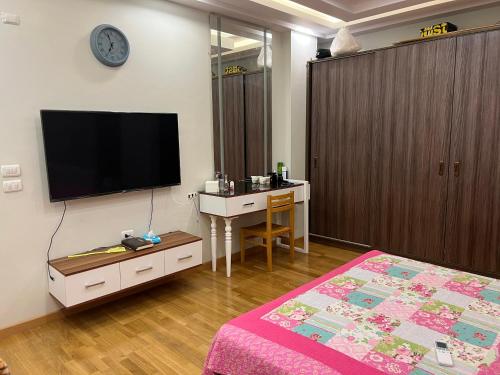 The Royal Apartment at New Cairo الشقة الملكية بالقاهره الجديدةにあるテレビまたはエンターテインメントセンター