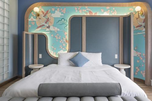 大叻的住宿－The Palette Dalat，一间卧室设有一张蓝色墙壁的大床