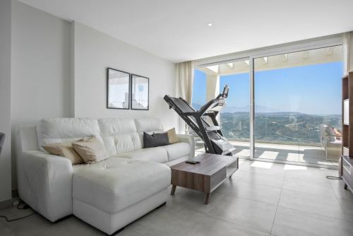 Una sala de estar con un sofá blanco y una mesa. en Stunning Apt in Mijas by Costarentals - Ref 230, en La Cala de Mijas