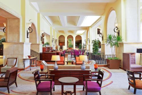 hol hotelu ze stołem i krzesłami w obiekcie The Westin La Paloma Resort & Spa w mieście Tucson