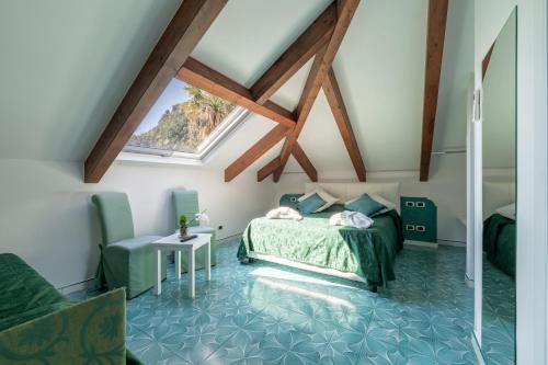 1 dormitorio en el ático con 1 cama y tragaluz en Hotel Villa Annalara charme and relax en Amalfi