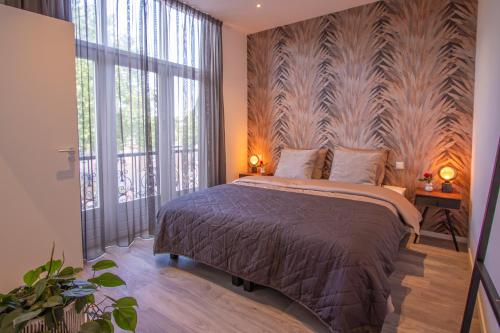 - une chambre avec un lit et une grande fenêtre dans l'établissement Appartement 't Groentje 9A Domburg DO43, à Domburg