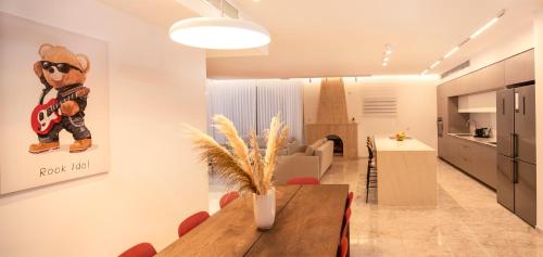 a living room with a dining table and a kitchen at Hapalmah One, Jerusalem, Dira 2 in Jerusalem