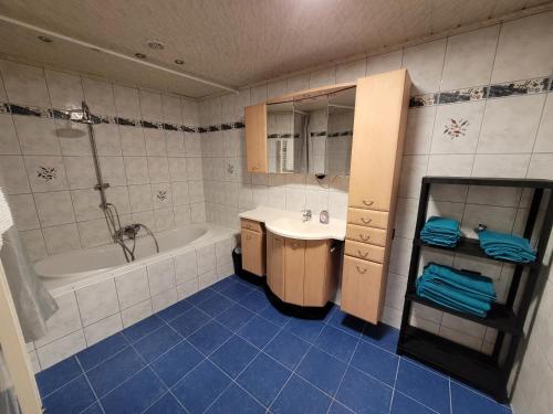 a bathroom with a tub and a sink and a bath tub at ONE Self-Check-In, 3km freeway 