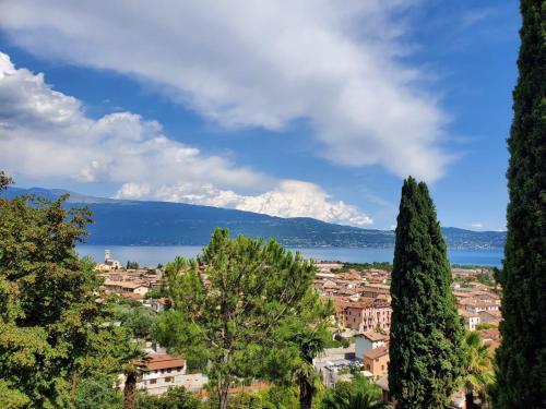 vistas a una ciudad con árboles y un lago en Garda Sunshine, en Toscolano Maderno