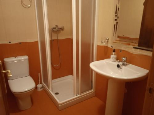 y baño con ducha, aseo y lavamanos. en Al lado de la feria en dos habitaciones Compartir con los propietarios en Albacete