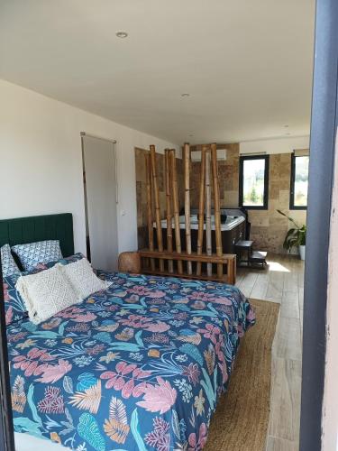 1 dormitorio con 1 cama y bañera en una habitación en Le Pavillon des pivoines, en Hyères