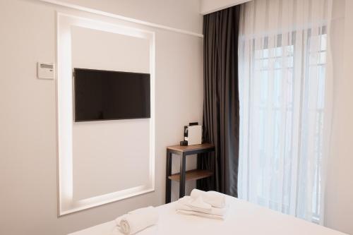 1 dormitorio con espejo y 1 cama con TV en Persona Hotel Galata, en Estambul