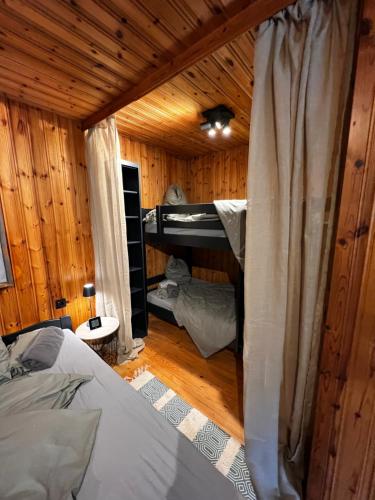 a room with two bunk beds in a cabin at Tini House in Wagrain