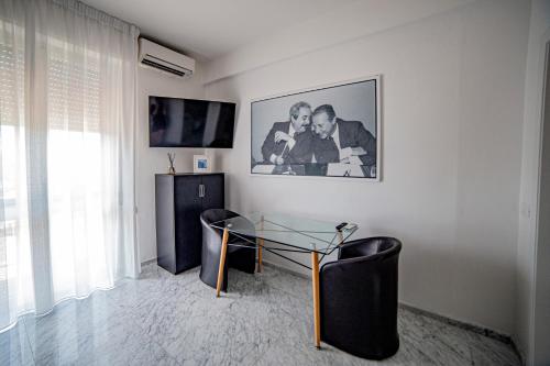 En TV eller et underholdningssystem på Splendida camera vista mare con terrazza e finiture di lusso