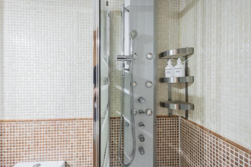 Ένα μπάνιο στο Brand new one bedroom apartment located in Chueca