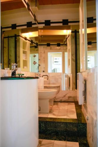a bathroom with a tub and a sink and a toilet at L'échelle Rouge in Cannes