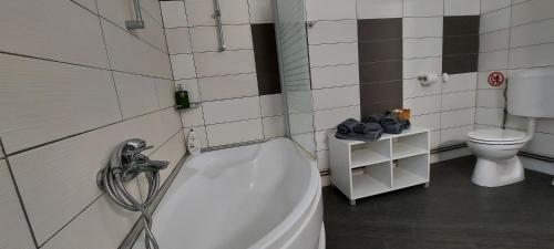 y baño con bañera y aseo. en Pure Nature Refuge Apartment, en Miniş