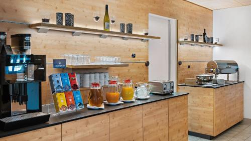 uma cozinha com uma bancada com vários copos em cima em Hey Lou Hotel Piding em Piding