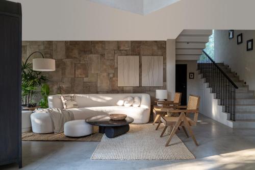Ruang duduk di Rainforest Woods, Assagao, Goa - Luxury 4 BR Private Rooftop Pool - V5