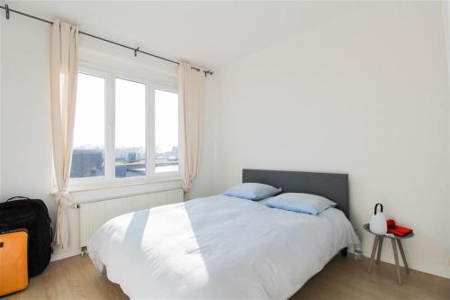 a bedroom with a large bed and a window at Plein centre de Waterloo! in Waterloo