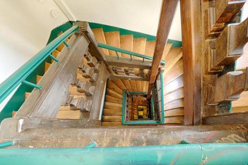 uma vista superior de uma casa com escadas de madeira em Ciseaux 4F - Studio in Saint Germain des Prés em Paris