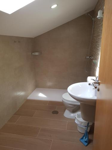 een badkamer met een toilet en een wastafel bij Apartamentos Canada 1 in Raxo