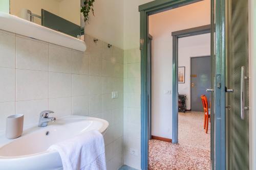 uma casa de banho com um lavatório branco e um espelho. em Nel Verde di Rovenza by Wonderful Italy em Bellagio