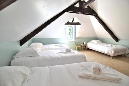 Postel nebo postele na pokoji v ubytování Mézange Bleue - Près du canal d'Ille et Rance