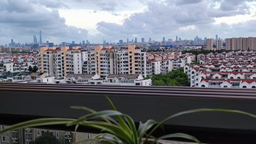 - une vue sur une grande ville depuis une fenêtre dans l'établissement Mrs Li's Home, à Shanghai