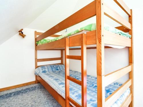 une chambre avec deux lits superposés dans l'établissement Duplex cosy pour 5 pers., balcon sud, parking, proche centre et remontées, navette hivernale - FR-1-401-82, à Cauterets