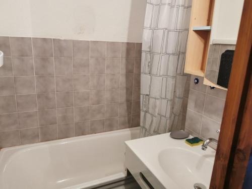une salle de bain avec un lavabo, une baignoire et des toilettes dans l'établissement Location 2 pièces proche télécabine, 4 pers, parking - FR-1-573-67, à Saint-Jean-dʼAulps