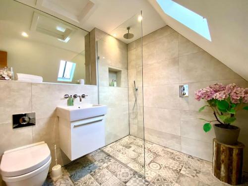 A bathroom at Stunning Little House on Poole Quay - Free Secure Parking & WiFi - in the heart of the Old Town - Great Location - Free Parking - Fast WiFi - Smart TV - Newly decorated - sleeps 2! Close to Poole & Bournemouth & Sandbanks