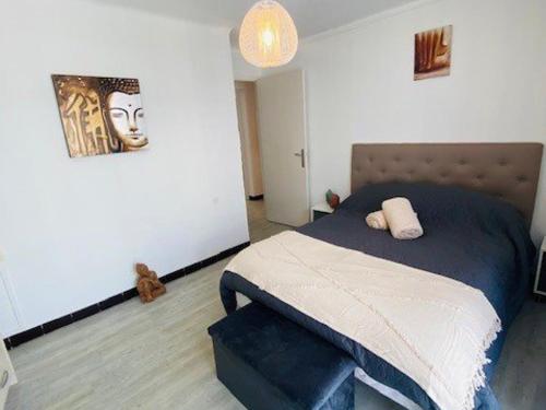 une chambre avec un lit et un tableau au mur dans l'établissement Charmant F2 en centre-ville avec parking, balcon et équipements modernes - FR-1-703-162, à Amélie-les-Bains-Palalda