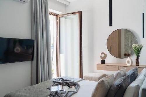 a bedroom with a bed and a large mirror at Sol Marina Resort Wyspa Sobieszewska I - LoftAffair Collection in Wiślinka