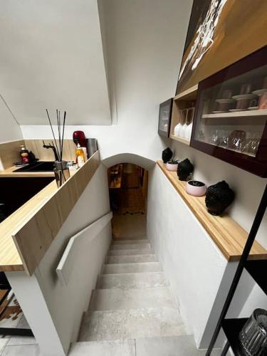 un couloir avec un escalier dans une cuisine dans l'établissement Appartement avec cachet Arc-de-Triomphe, à Paris